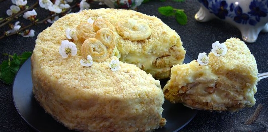 Фото приготовления рецепта: Ленивый наполеон из печенья - шаг №18