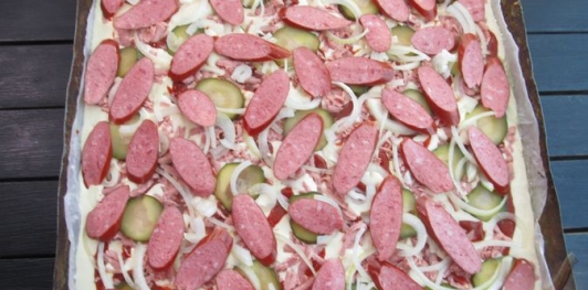 Фото приготовления рецепта: Ленивый пирог-пицца с колбасой и сыром - шаг №17