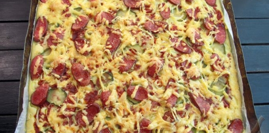 Фото приготовления рецепта: Ленивый пирог-пицца с колбасой и сыром - шаг №19