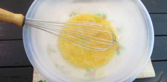 Фото приготовления рецепта: Ленивый пирог-пицца с колбасой и сыром - шаг №6