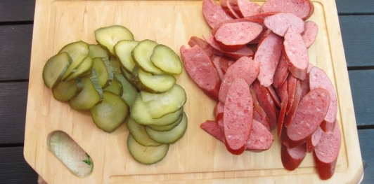 Фото приготовления рецепта: Ленивый пирог-пицца с колбасой и сыром - шаг №2