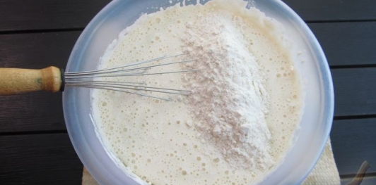 Фото приготовления рецепта: Ленивый пирог-пицца с колбасой и сыром - шаг №11