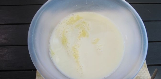 Фото приготовления рецепта: Ленивый пирог-пицца с колбасой и сыром - шаг №7