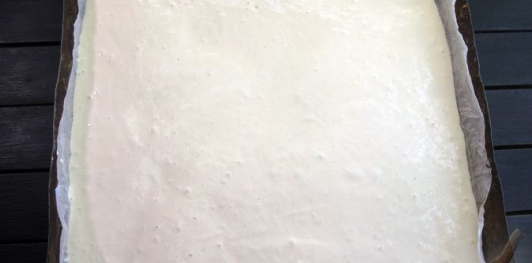 Фото приготовления рецепта: Ленивый пирог-пицца с колбасой и сыром - шаг №13