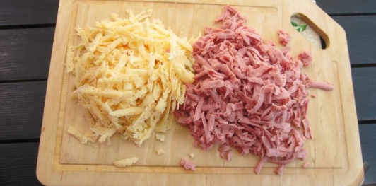 Фото приготовления рецепта: Ленивый пирог-пицца с колбасой и сыром - шаг №3