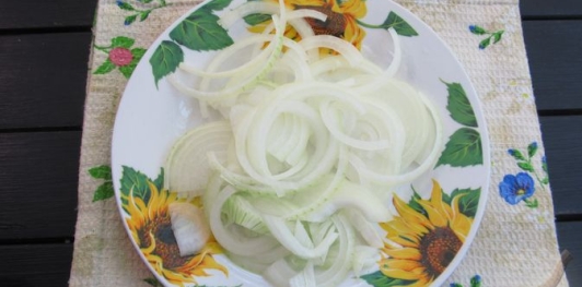 Фото приготовления рецепта: Ленивый пирог-пицца с колбасой и сыром - шаг №4