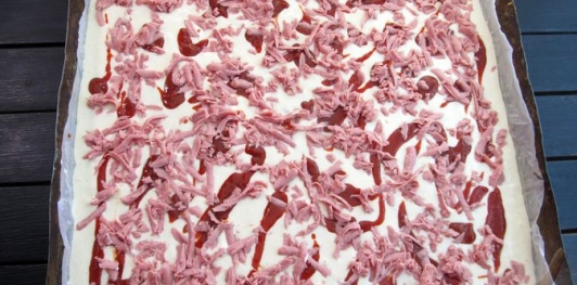 Фото приготовления рецепта: Ленивый пирог-пицца с колбасой и сыром - шаг №15