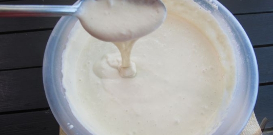 Фото приготовления рецепта: Ленивый пирог-пицца с колбасой и сыром - шаг №12