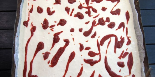 Фото приготовления рецепта: Ленивый пирог-пицца с колбасой и сыром - шаг №14