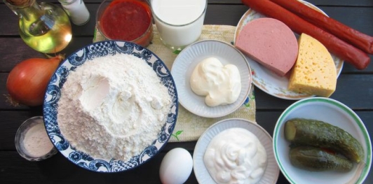 Фото приготовления рецепта: Ленивый пирог-пицца с колбасой и сыром - шаг №1