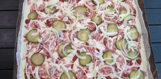 Фото приготовления рецепта: Ленивый пирог-пицца с колбасой и сыром - шаг №16