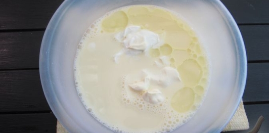 Фото приготовления рецепта: Ленивый пирог-пицца с колбасой и сыром - шаг №8