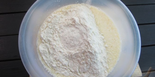 Фото приготовления рецепта: Ленивый пирог-пицца с колбасой и сыром - шаг №9