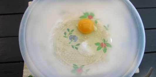 Фото приготовления рецепта: Ленивый пирог-пицца с колбасой и сыром - шаг №5