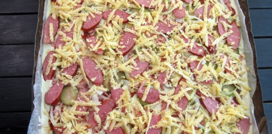 Фото приготовления рецепта: Ленивый пирог-пицца с колбасой и сыром - шаг №18