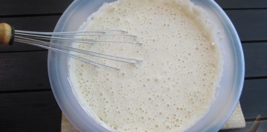 Фото приготовления рецепта: Ленивый пирог-пицца с колбасой и сыром - шаг №10