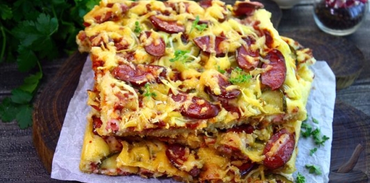 Фото приготовления рецепта: Ленивый пирог-пицца с колбасой и сыром - шаг №21