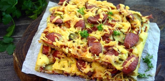 Фото приготовления рецепта: Ленивый пирог-пицца с колбасой и сыром - шаг №20