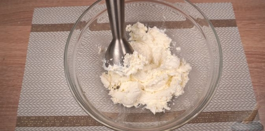 Фото приготовления рецепта: Ленивый сырный хачапури на сковороде - шаг №2