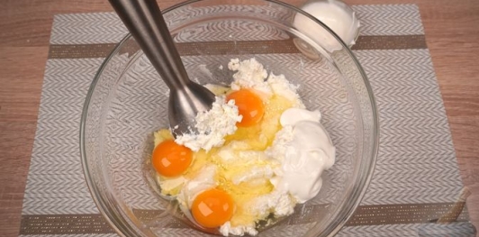 Фото приготовления рецепта: Ленивый сырный хачапури на сковороде - шаг №3