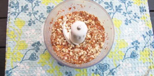 Фото приготовления рецепта: Ленивый торт "Киевский" (без выпечки) - шаг №2