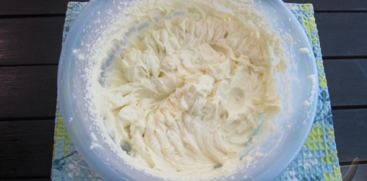 Фото приготовления рецепта: Ленивый торт "Киевский" (без выпечки) - шаг №4