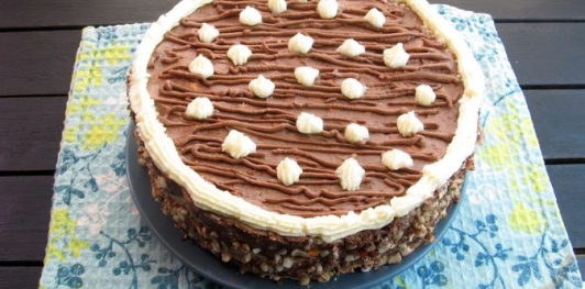 Фото приготовления рецепта: Ленивый торт "Киевский" (без выпечки) - шаг №17