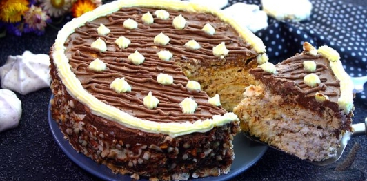 Фото приготовления рецепта: Ленивый торт "Киевский" (без выпечки) - шаг №18