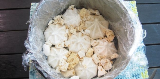 Фото приготовления рецепта: Ленивый торт "Киевский" (без выпечки) - шаг №8