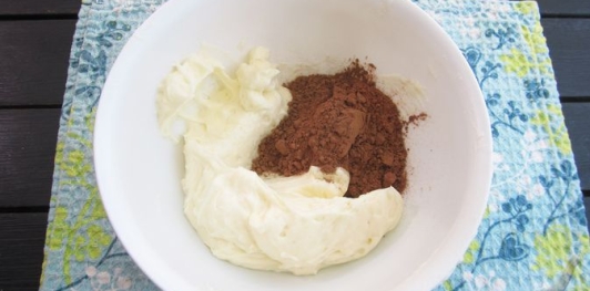 Фото приготовления рецепта: Ленивый торт "Киевский" (без выпечки) - шаг №6