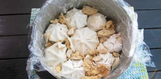 Фото приготовления рецепта: Ленивый торт "Киевский" (без выпечки) - шаг №11