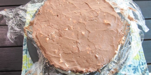 Фото приготовления рецепта: Ленивый торт "Киевский" (без выпечки) - шаг №16