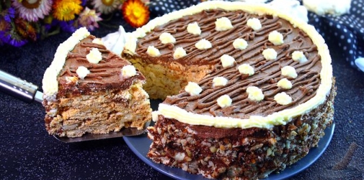 Фото приготовления рецепта: Ленивый торт "Киевский" (без выпечки) - шаг №19