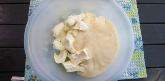 Фото приготовления рецепта: Ленивый торт "Киевский" (без выпечки) - шаг №3