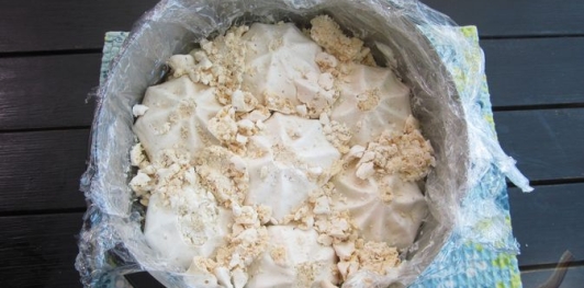 Фото приготовления рецепта: Ленивый торт "Киевский" (без выпечки) - шаг №14