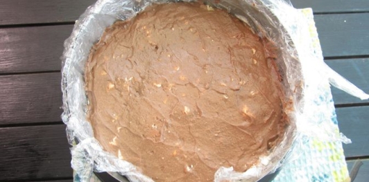 Фото приготовления рецепта: Ленивый торт "Киевский" (без выпечки) - шаг №15