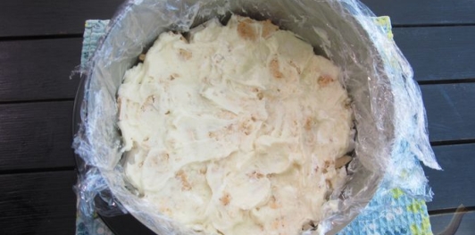 Фото приготовления рецепта: Ленивый торт "Киевский" (без выпечки) - шаг №12