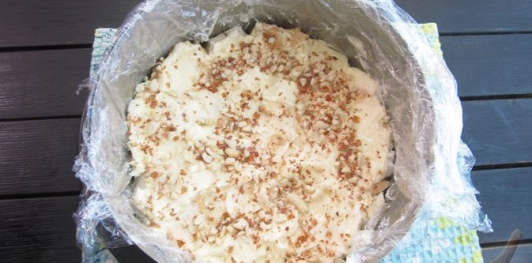 Фото приготовления рецепта: Ленивый торт "Киевский" (без выпечки) - шаг №13