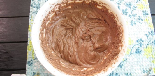 Фото приготовления рецепта: Ленивый торт "Киевский" (без выпечки) - шаг №7