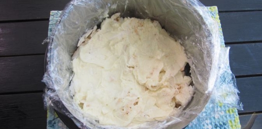 Фото приготовления рецепта: Ленивый торт "Киевский" (без выпечки) - шаг №9