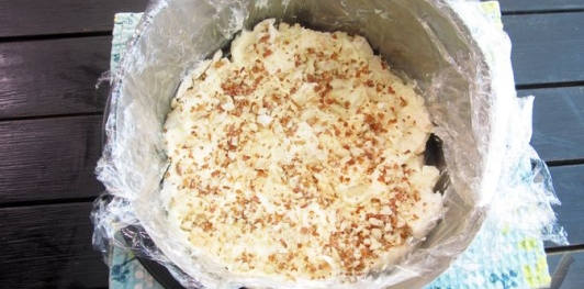 Фото приготовления рецепта: Ленивый торт "Киевский" (без выпечки) - шаг №10