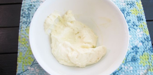 Фото приготовления рецепта: Ленивый торт "Киевский" (без выпечки) - шаг №5