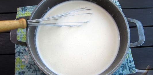 Фото приготовления рецепта: Ленивый торт "Наполеон" из слоёного теста - шаг №8