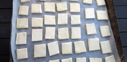 Фото приготовления рецепта: Ленивый торт "Наполеон" из слоёного теста - шаг №2