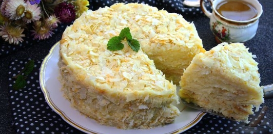 Фото приготовления рецепта: Ленивый торт "Наполеон" из слоёного теста - шаг №22