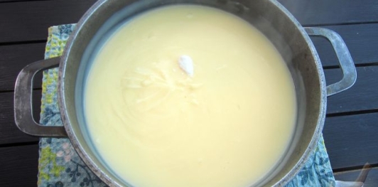 Фото приготовления рецепта: Ленивый торт "Наполеон" из слоёного теста - шаг №10