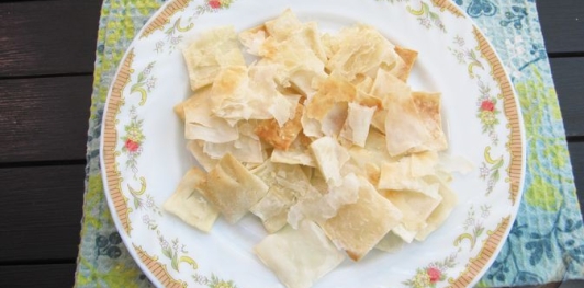 Фото приготовления рецепта: Ленивый торт "Наполеон" из слоёного теста - шаг №13