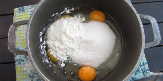 Фото приготовления рецепта: Ленивый торт "Наполеон" из слоёного теста - шаг №5