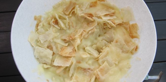 Фото приготовления рецепта: Ленивый торт "Наполеон" из слоёного теста - шаг №16