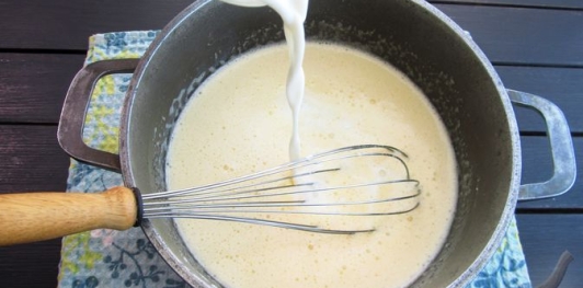 Фото приготовления рецепта: Ленивый торт "Наполеон" из слоёного теста - шаг №7